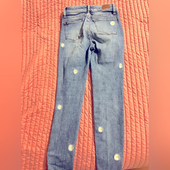 Judy blue daisy skinnies! - Picture 2 of 4